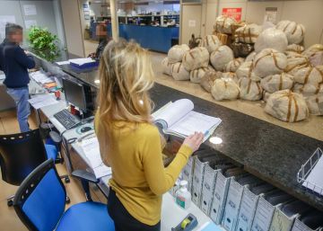 Jueces y fiscales con mascarilla en los juzgados de Gipuzkoa por la basura que se acumula en los pasillos