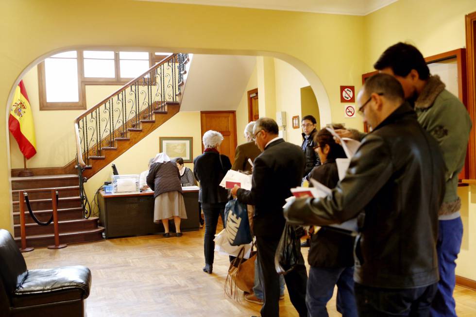 Electores esperando a depositar sus votos rogados en una dependencia diplomÃ¡tica en Lima (PerÃº) en 2016.