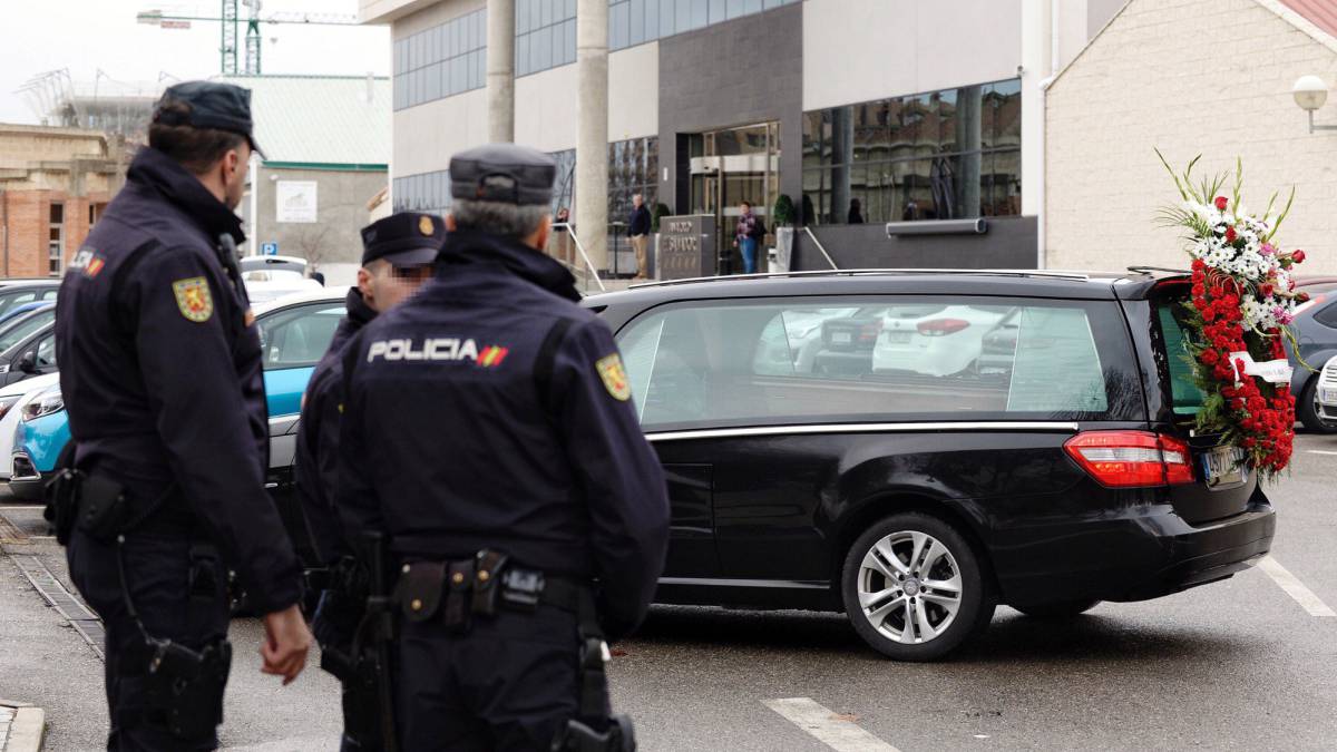 Agentes de la policía en un tanatorio de Valladolid.