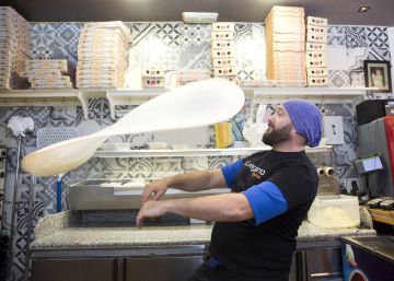 El pizzero acróbata español al que no le tosen los italianos