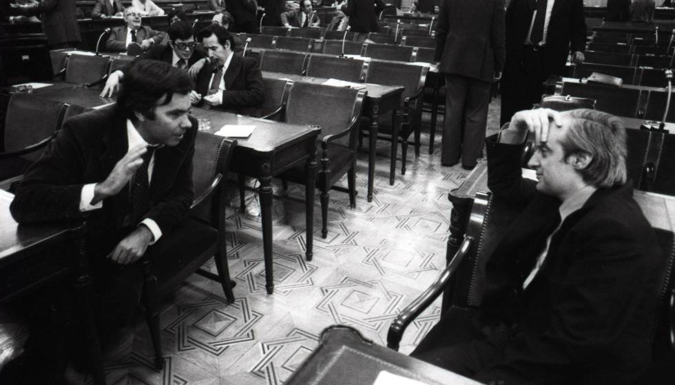 José Pedro Pérez Llorca con Felipe González, en un descanso de los debates constitucionales en mayo de 1978.