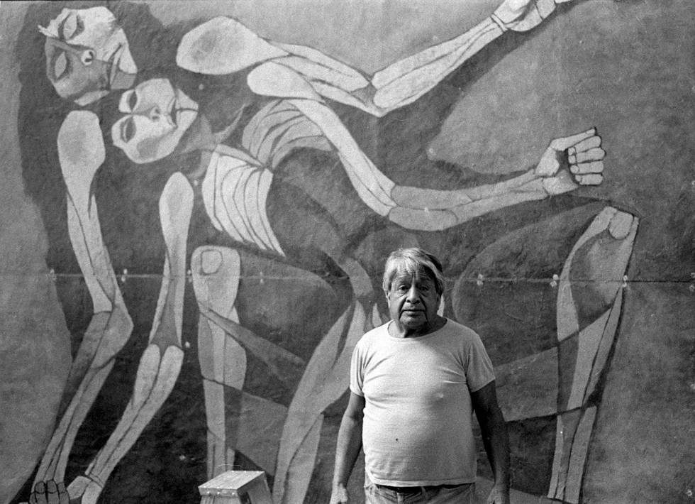 El pintor Oswaldo Guayasamín, en 1988, ante un mural que pintó para el Congreso de Ecuador.