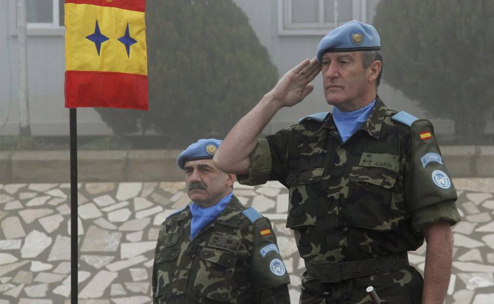 El general Alberto Asarta, a la derecha, en una imagen de 2012 tomada en MarjayÃºn (LÃ­bano).