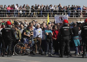 Miles de vascos hacen colas de más de dos horas para ver el portaaviones ‘Juan Carlos I’