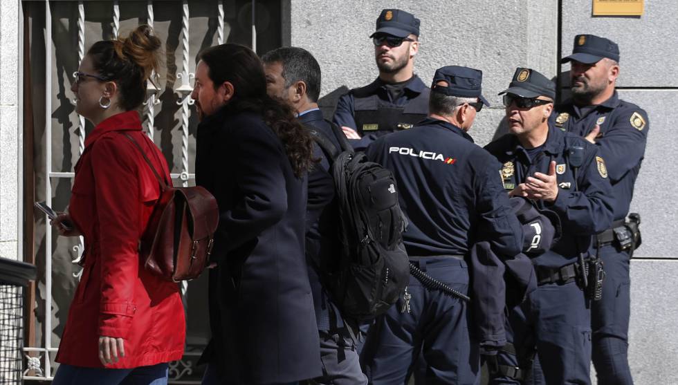 Pablo Iglesias, segundo por la izquierda, tras declarar en la Audiencia Nacional, este miércoles.