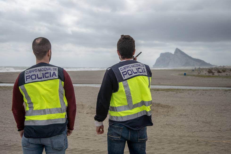 Agentes de la PolicÃa Nacional de la LÃnea en una de las playas.