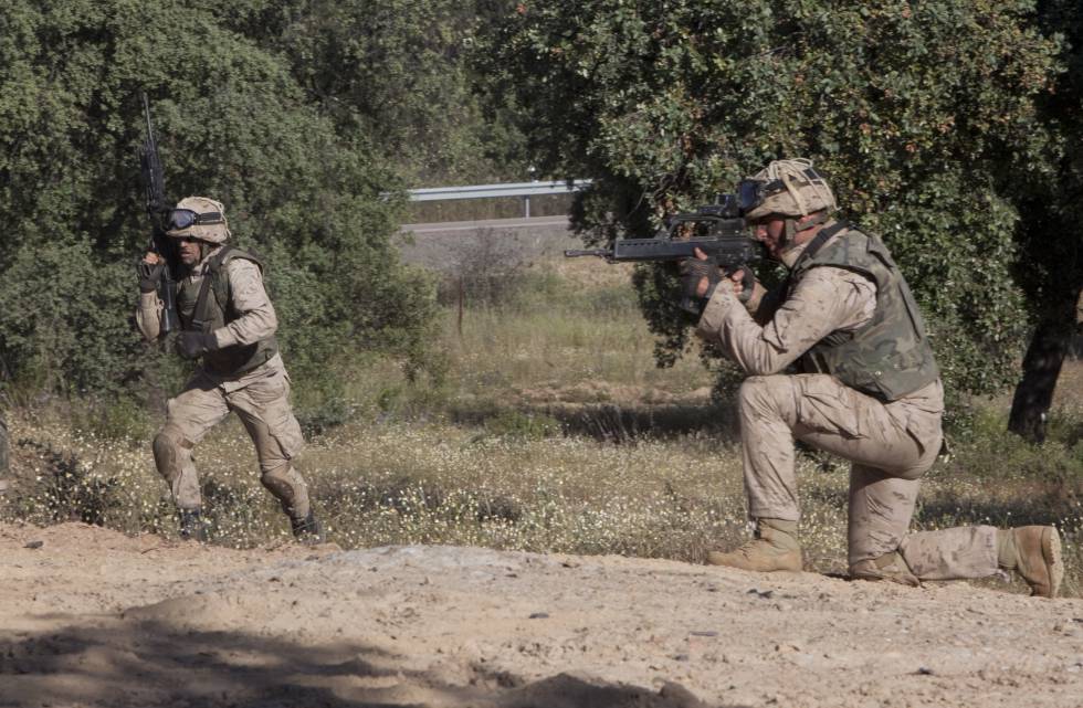 Militares españoles en unas maniobras junto a la base de Cerro Muriano (Córdoba).