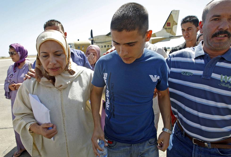 Mohamed con su madre a la llegada al aeropuerto de Tetuan en 2009.