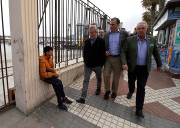 El secretario general del partido Vox, Javier Ortega Smith, en el centro, se cruza con un menor inmigrante en Melilla el pasado viermes.
