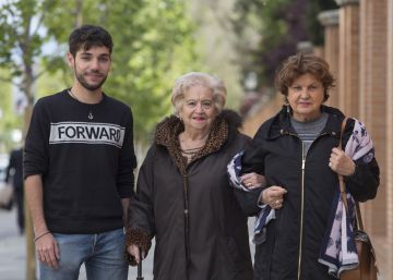 Dori Aguilar (en el centro), junto a Javi Menasalves y Maritza Quintana, junto al Parque del Retiro en Madrid. 