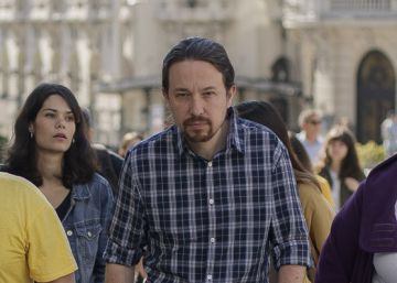 El secretario general de Podemos Pablo Iglesias junto a trabajadores de Amazon, en Madrid.