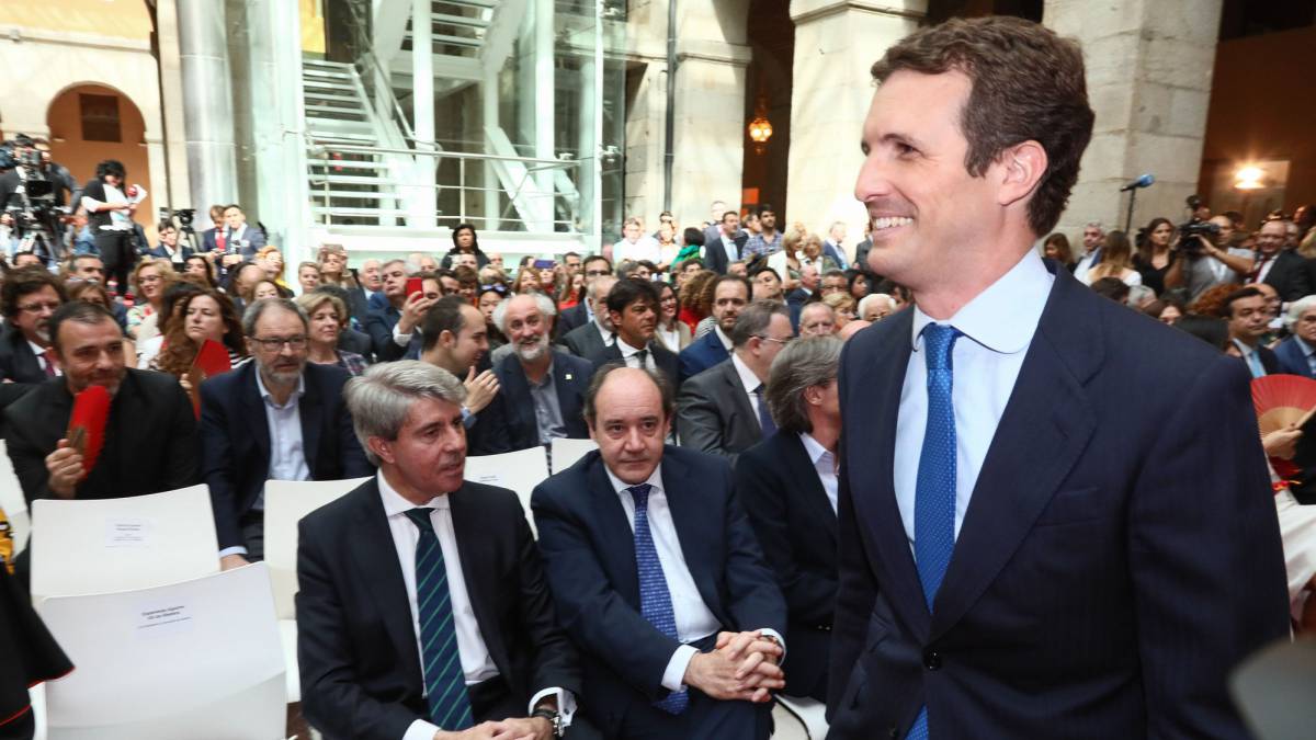 Casado pasa frente a Garrido.