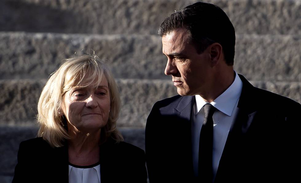 Pilar Goya y el presidente del Gobierno, Pedro Sánchez, en la capilla ardiente de Alfredo Pérez Rubalcaba en el Congreso el pasado viernes.