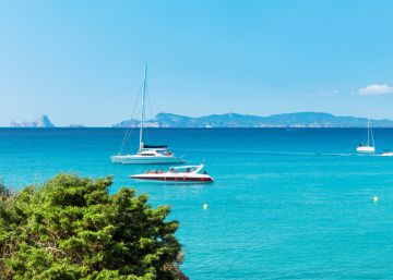 Denunciadas 17 embarcaciones por organizar una fiesta en aguas protegidas de Formentera