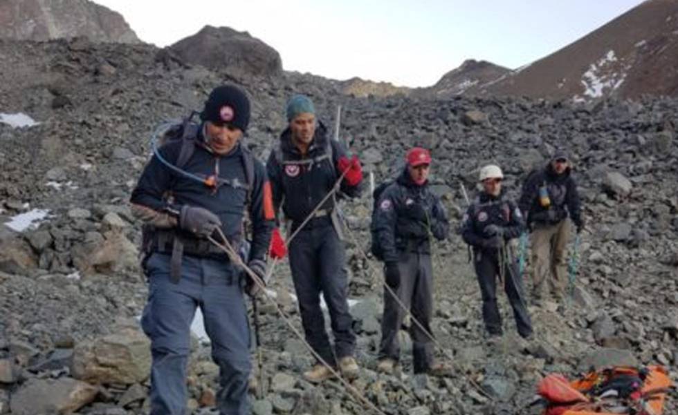 Miembros del equipo de rescate transportan un cuerpo hallado en el cerro Rincón de los Andes que pertenece al español Mateo Parrilla.