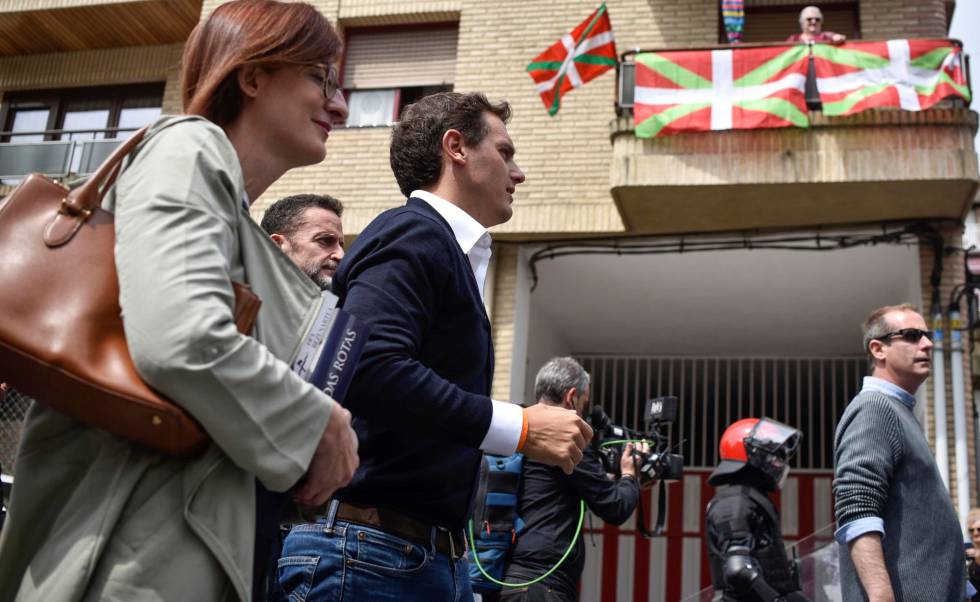 El pueblo de Josu Ternera boicotea con sirenas el acto de Rivera en homenaje a las víctimas