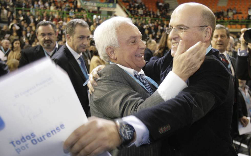 JosÃ© Luis Baltar felicita a su hijo, JosÃ© Manuel Baltar Blanco, tras ganar este en 2010 el congreso que lo convirtiÃ³ en sucesor de su padre al frente del PP de Ourense.