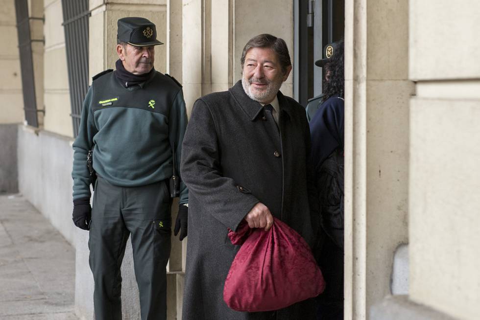 Cuatro ex altos cargos de la Junta condenados a penas de cárcel por crear una red de enchufes