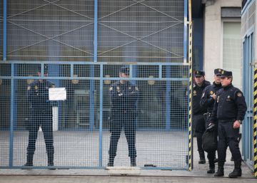 Varios policías vigilan al entrada principal del CIE de Barcelona. 