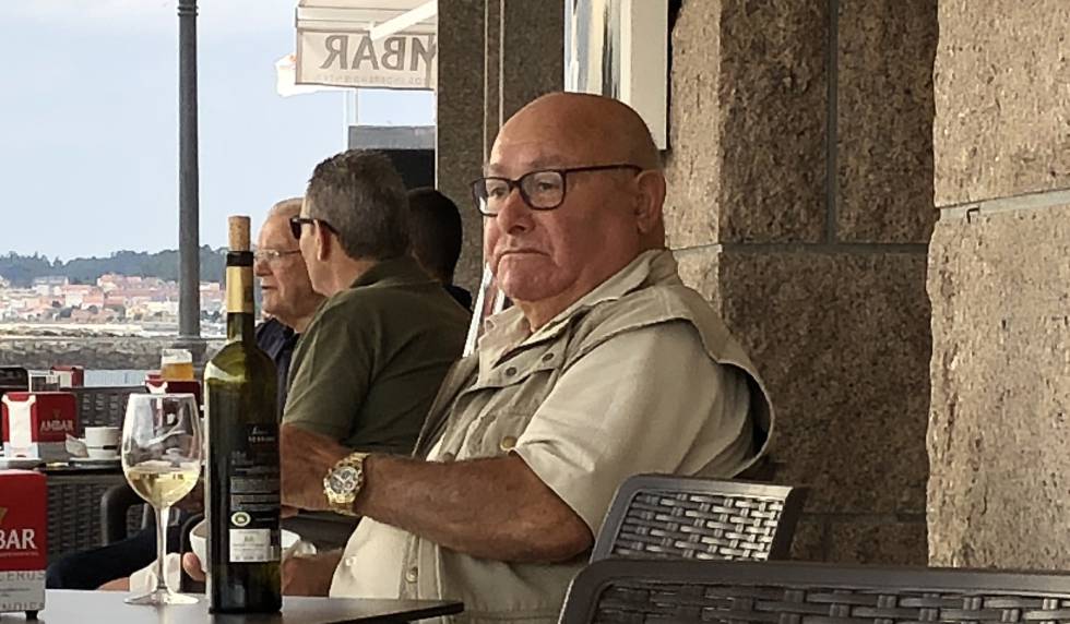 Manuel CharlÃ­n, el pasado septiembre en una terraza de Vilanova de Arousa.