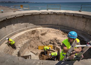 Un grupo de arqueólogos, en el hueco donde estaba la plataforma móvil con los cañones del búnker de El Saler, en Valencia.