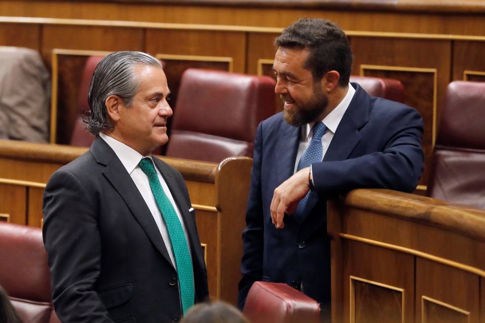 Marcos de Quinto (izquierda) conversa con su compañero de formación Miguel Ángel Gutierrez, en la sesión constitutiva de las nuevas Cortes Generales de la XIII Legislatura.