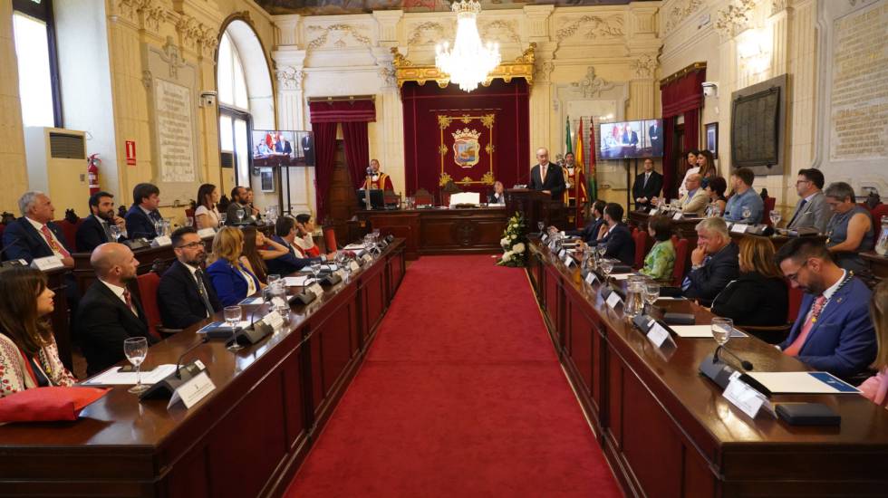 El alcalde Francisco de la Torre interviene durante el primer pleno de esta legislatura.