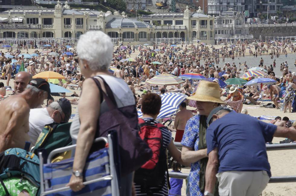 La playa de La Concha, abarrotada al mediodÃa del jueves.