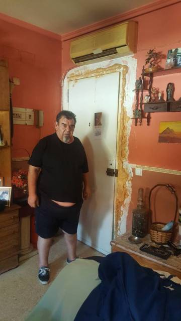 Miguel Barco junto a la puerta de su casa que le reventó la Guardia Civil.