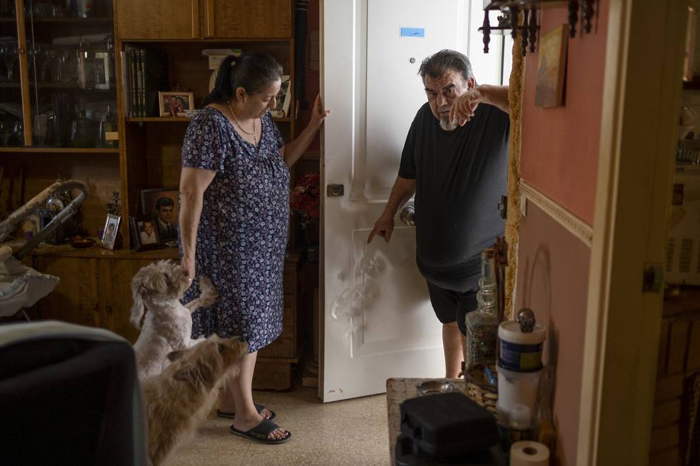 Miguel Barcos y su esposa, María, en su casa de Puente Genil (Córdoba), el pasado martes.