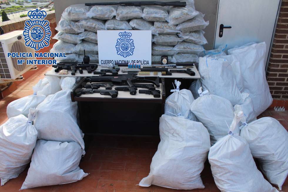 Sacos de marihuana y armas incautadas durante la operaciÃ³n.