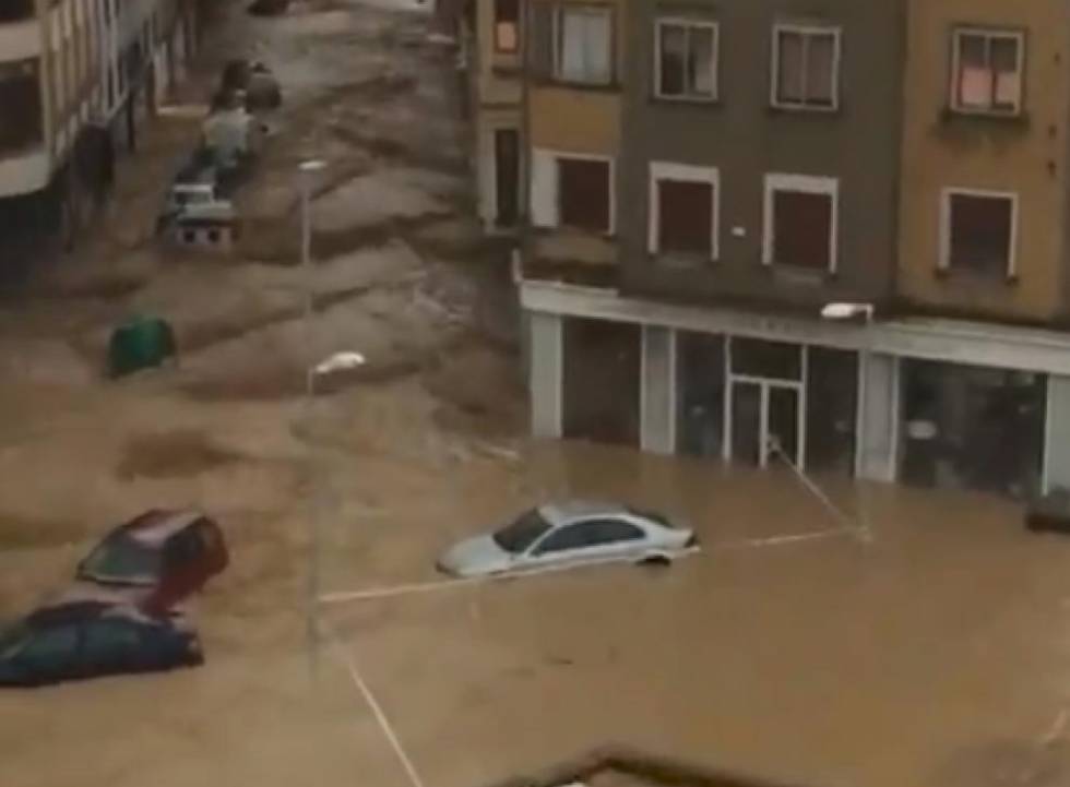 Inundaciones en Tafalla, en una imagen difundida en Twitter por el U.C.D. Burladés.