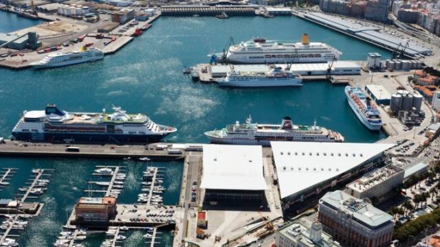 Varios cruceros atracados en el puerto de A Coruña.