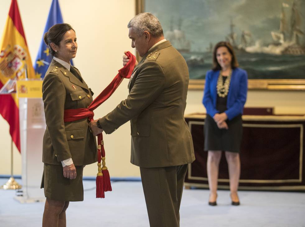 El general Varela poniéndole el fajín de general a Patricia Ortega, en presencia de la ministra Margarita Robles.
