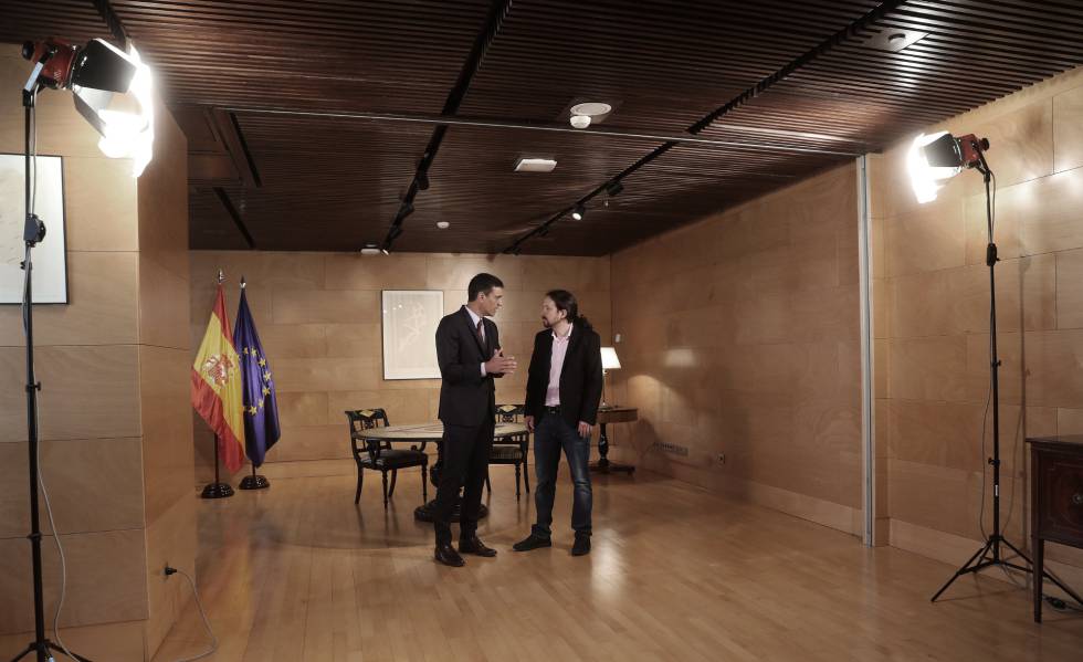 El presidente del Gobierno en funciones, Pedro Sánchez, durante su reunión con el líder de Unidas Podemos, Pablo Iglesias.