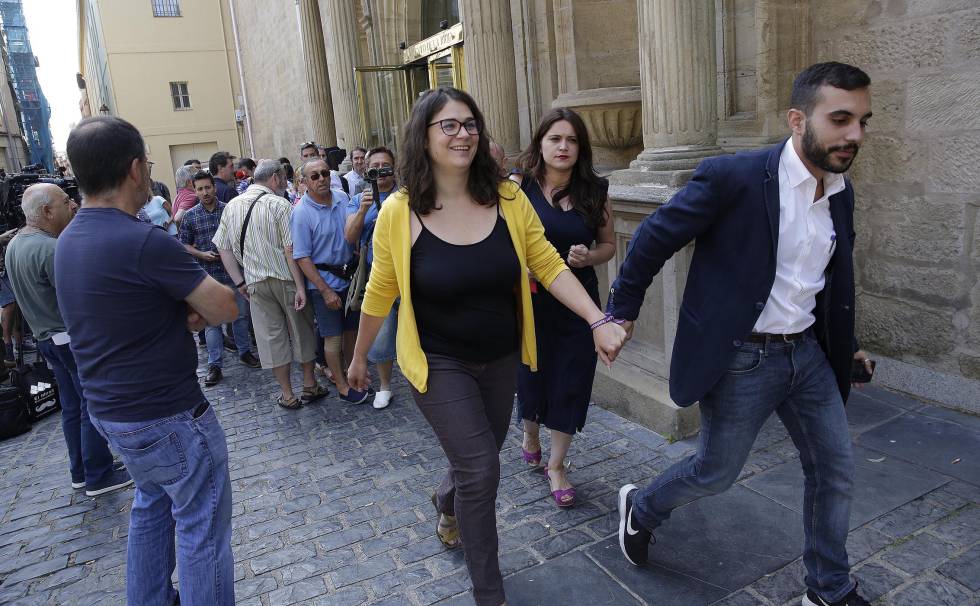 Mario Herrera, de Podemos Castilla-La Mancha, lleva de la mano a la parlamentaria riojana Raquel Romero.
