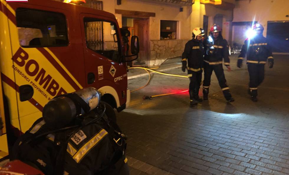 Desalojados 33 clientes de un hotel por un incendio en un pueblo de Castellón 1563868261_405029_1563868409_noticia_normal