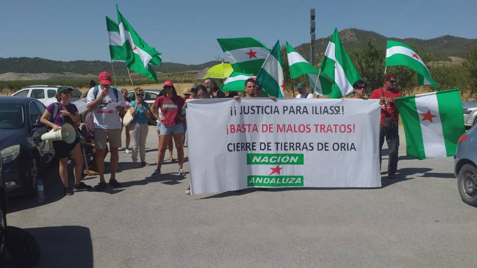 Asistentes a la concentración de este martes por la muerte de Ilias en el centro de menores de Oria (Almería).