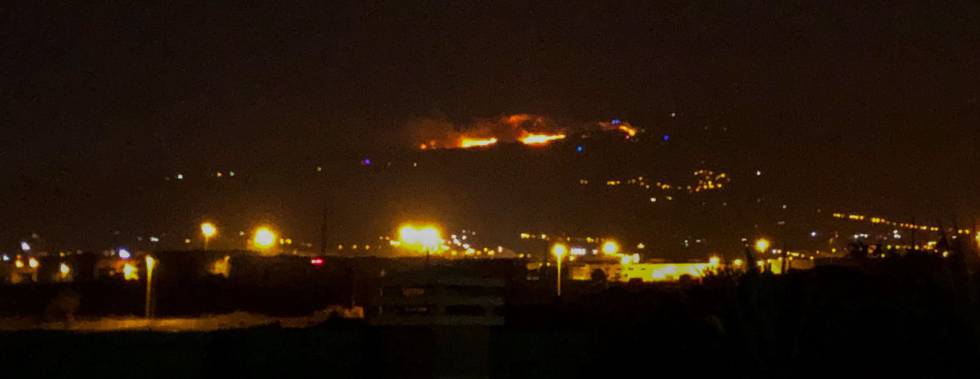 Fuego en la zona de Cazadores en la localidad de Telde, en Gran Canaria, este martes.