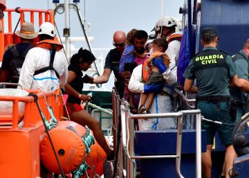 Llegada al puerto de Almería de una de las dos pateras rescatadas esta semana por Salvamento Marítimo. 
