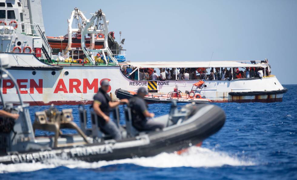Una zodiac de la Guardia Costera italiana pasa este viernes por delante del 'Open Arms', con 134 inmigrantes a bordo.