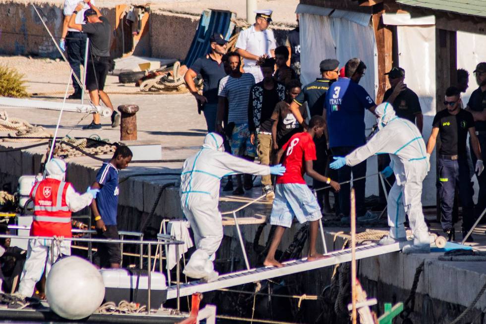 Tumultos, peleas y ataques de pánico a bordo de un buque fuera de control