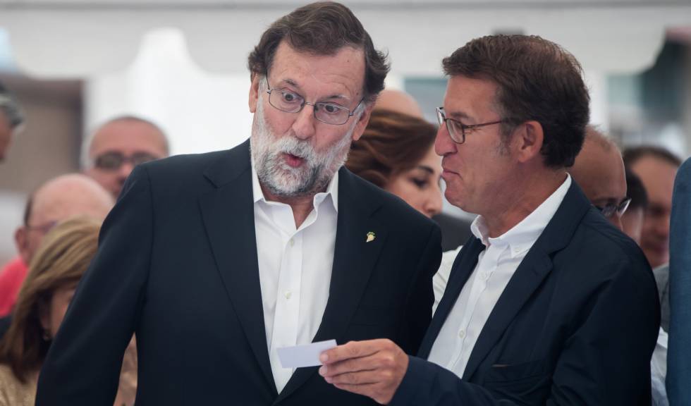 El expresidente del Gobierno, Mariano Rajoy, con Feijóo durante la Festa da Vendimia de Leiro (Ourense) donde ejerció de pregonero.