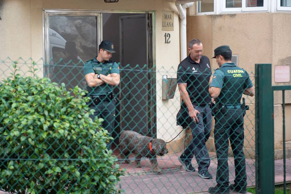 Agentes de la Guardia Civil registran la vivienda de Castro Urdiales donde vivía la mujer detenida.