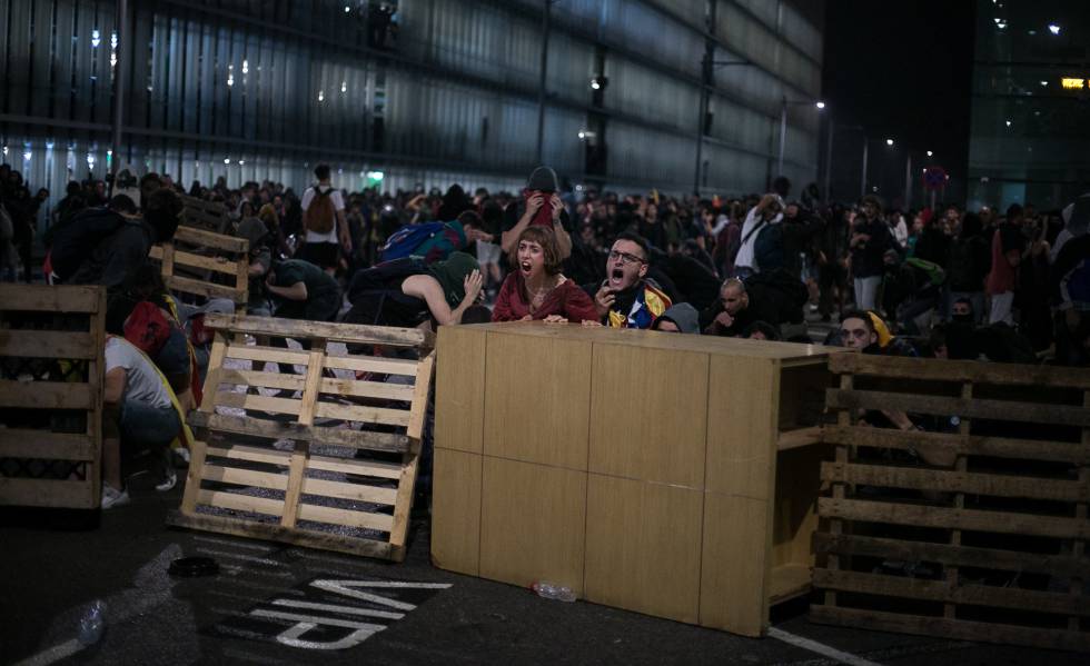 Interior investiga quién está detrás de Tsunami Democràtic, promotor de las protestas en El Prat