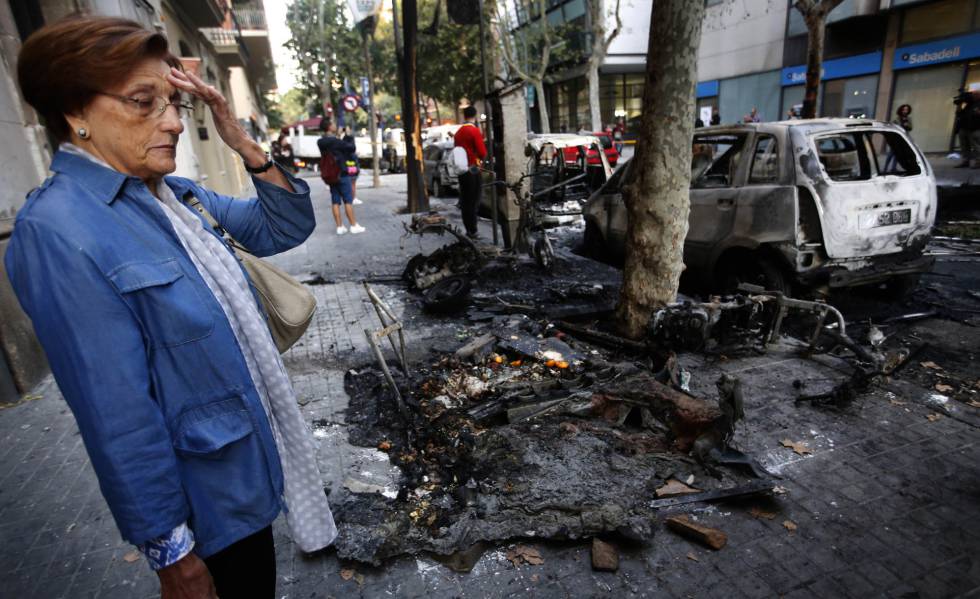 Una mujer contempla este jueves los destrozos producidos en las calles de Barcelona tras la sentencia del 'procés'.