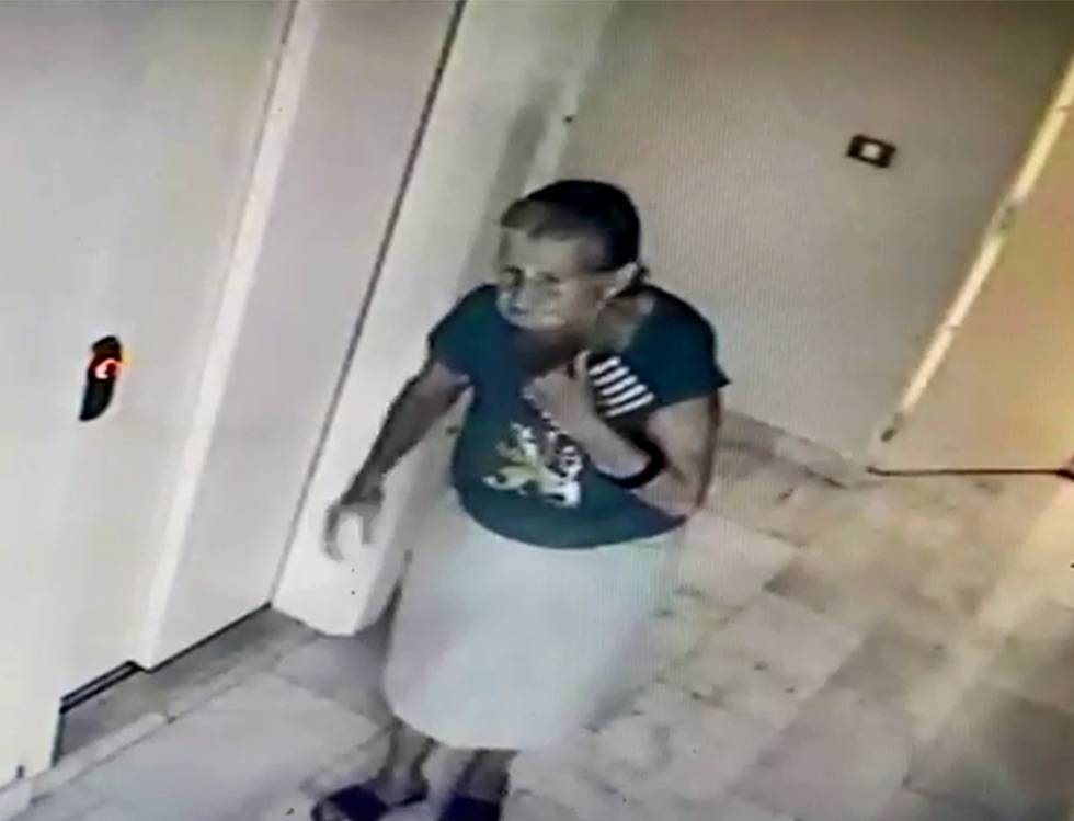 Captura de vídeo de la anciana en uno de los apartamentos robados.