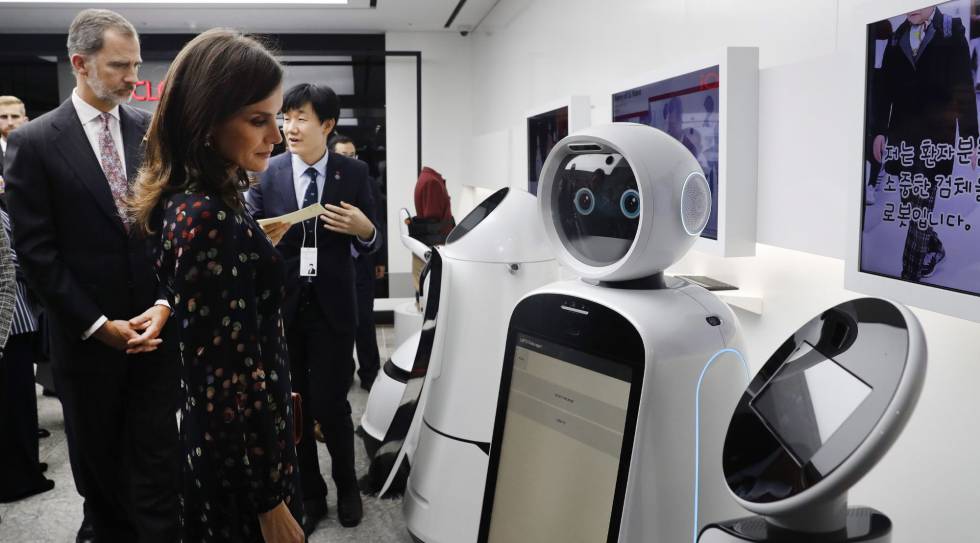 Los reyes de España, Felipe VI y Letizia, observan un robot durante su visita a un centro tecnológico de Seúl.