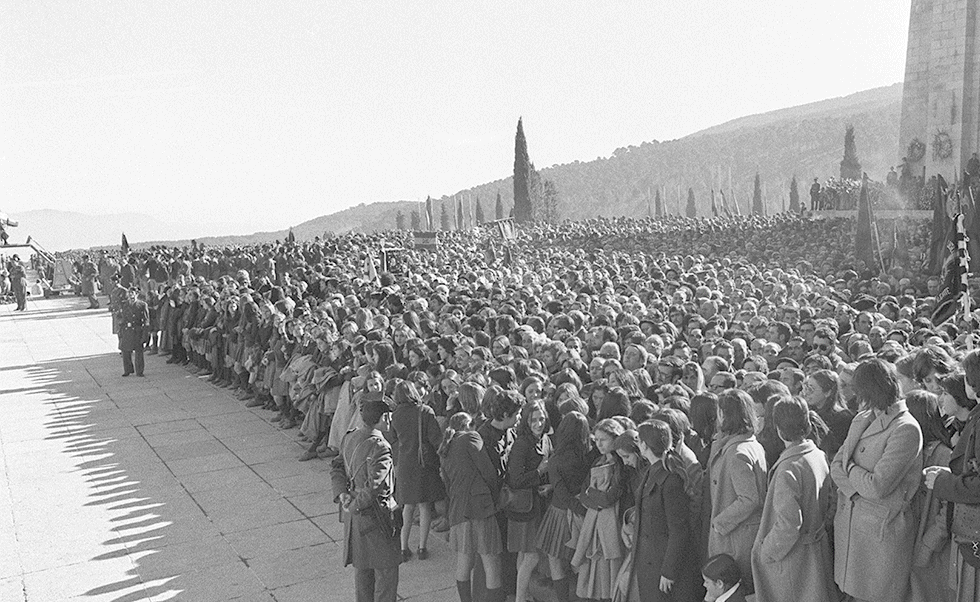 Asistentes al entierro de Francisco Franco en el Valle de los Caídos, el 23 de noviembre de 1975 y exhumación de los restos del dictador, el pasado jueves.