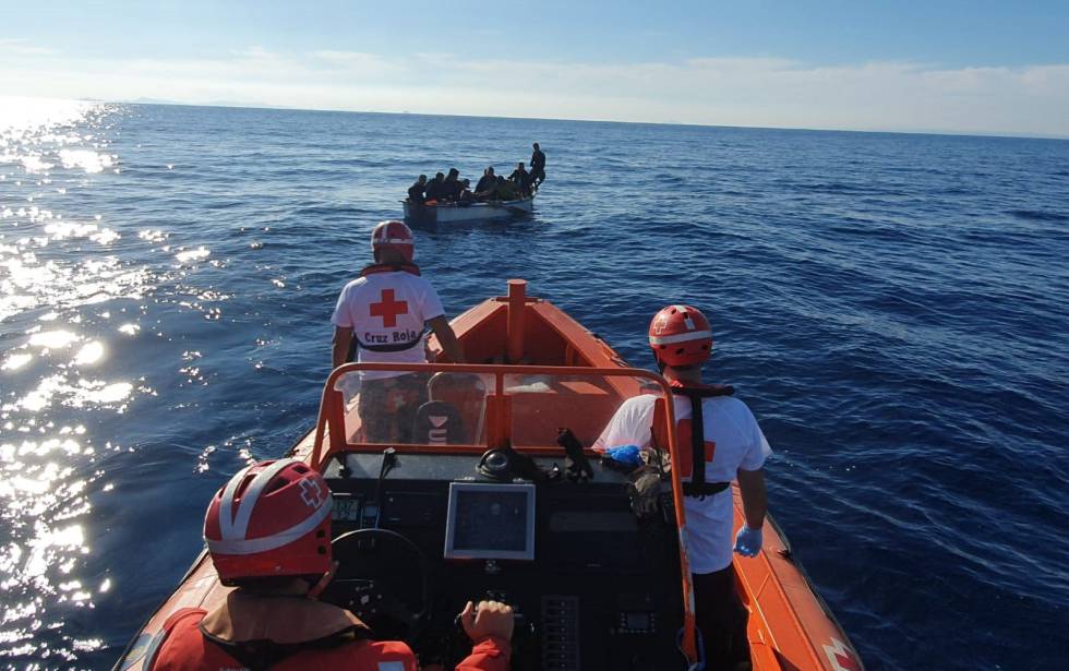 Rescate de efectivos de la Cruz Roja de una patera frente a las costas murcianas.rn rn CRUZ ROJArn 27102019